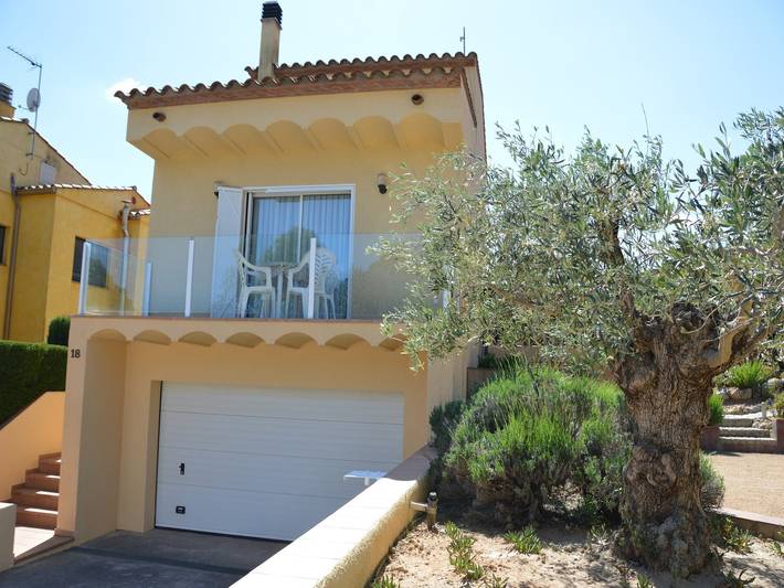 Maison de vacances "Villa De Ensueño" avec vue sur les montagnes, piscine et 2 balcons. in Torroella de Montgrí, Costa Brava