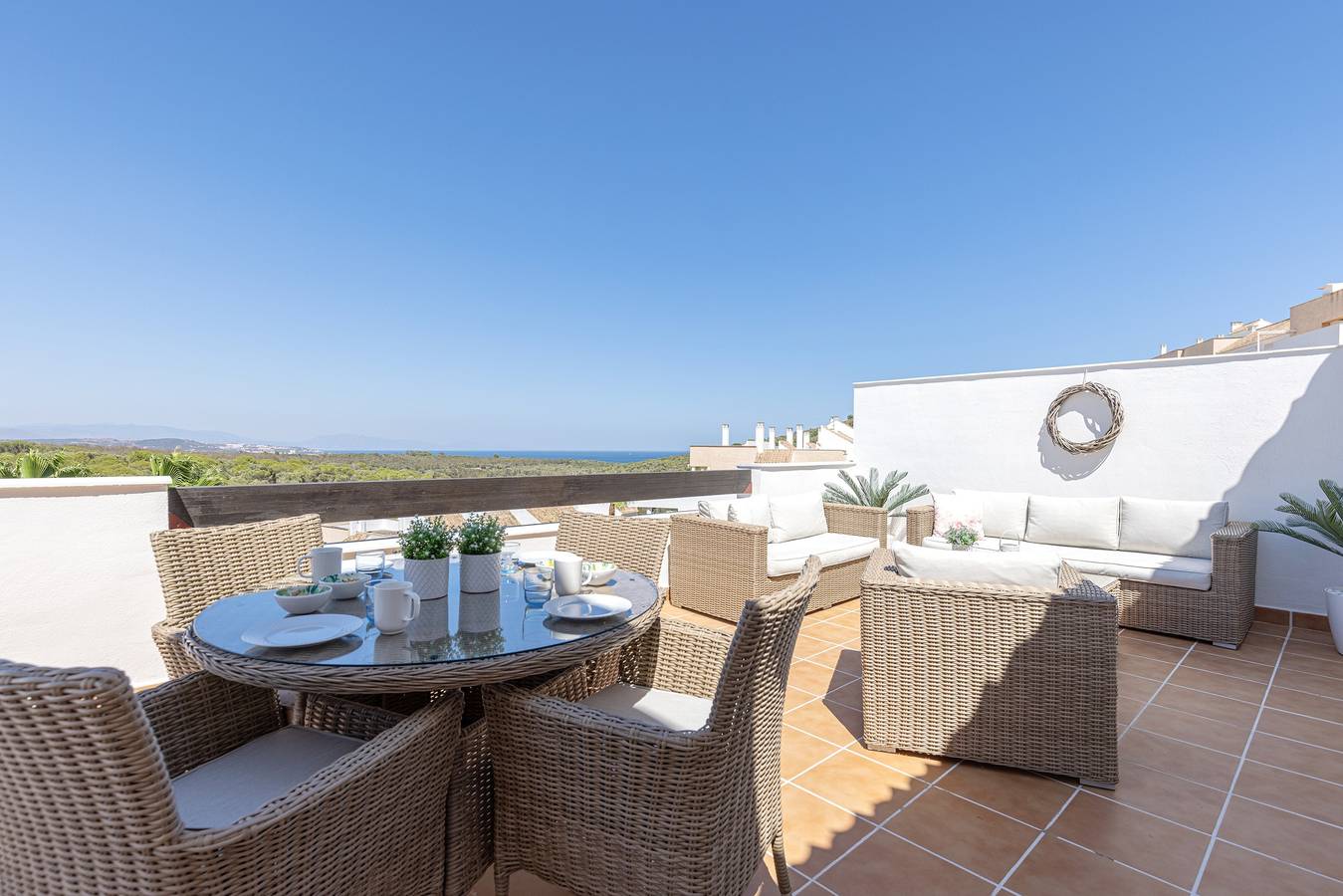 Entire apartment, Penthouse Apartment in Alcaidesa with Mountain View, Wi-Fi, Pool, Garden & Terrace in La Alcaidesa, San Roque