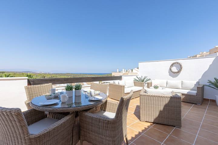 Entire apartment, Penthouse Apartment in Alcaidesa with Mountain View, Wi-Fi, Pool, Garden & Terrace in La Alcaidesa, San Roque