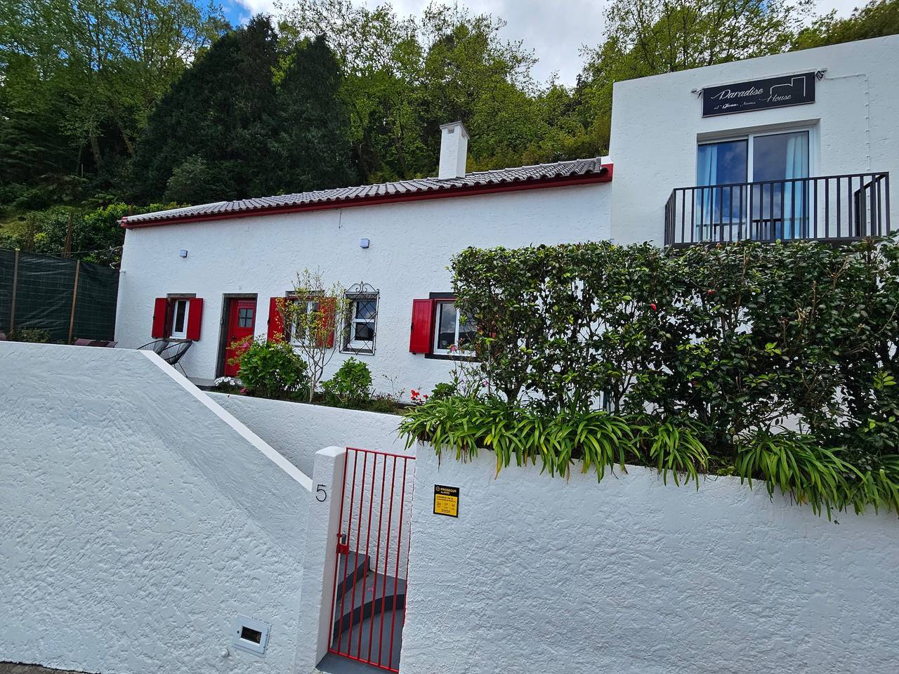 Holiday Home 'Paradise House Furnas' with Mountain View, Private Terrace and Wi-Fi in São Miguel Island, Furnas