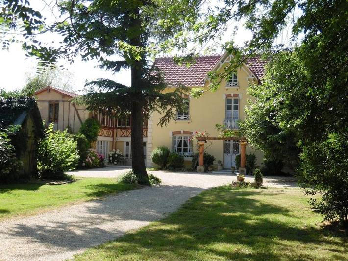 Chambre d’hôte pour 2 personnes, avec Terrasse et Jardin ainsi que Piscine et Vue à Blousson-Sérian