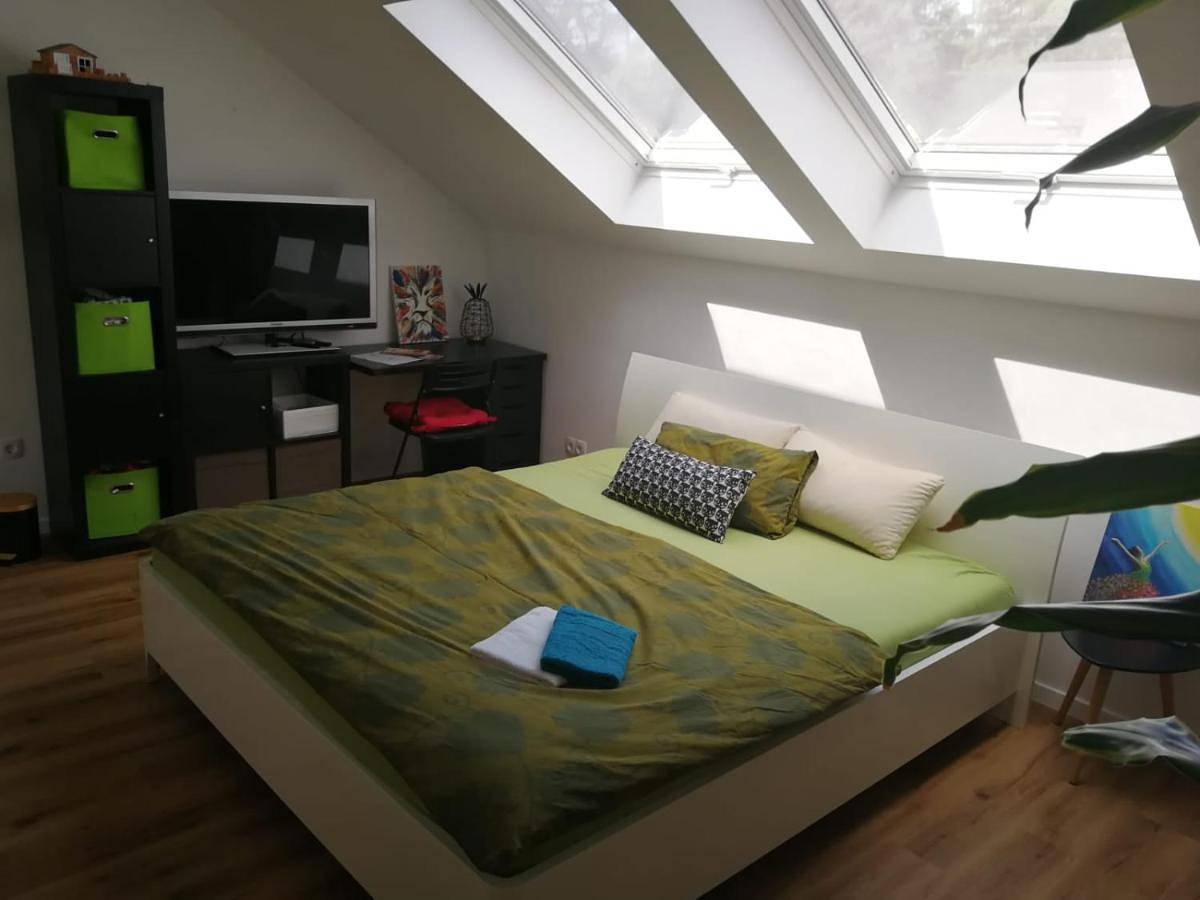 Appartement de vacances entier, Gästezimmer mit eigenem Bad in Reihenmittelhaus in Feucht, Frankenalb