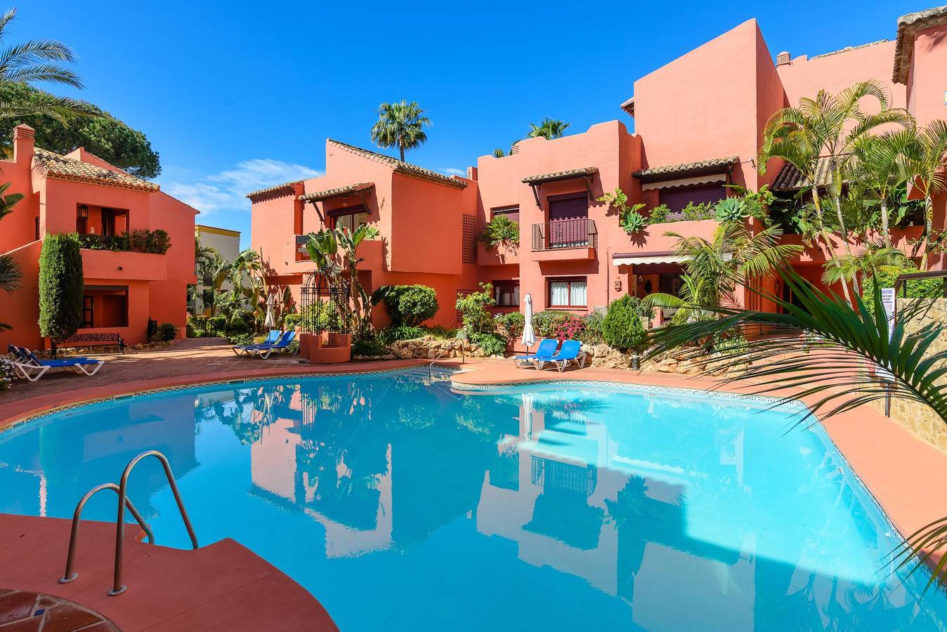 Apartamento entero, Apartamento 'Jardines De Don Carlos' con piscina compartida, Wi-Fi y aire acondicionado in Marbella Este, Marbella