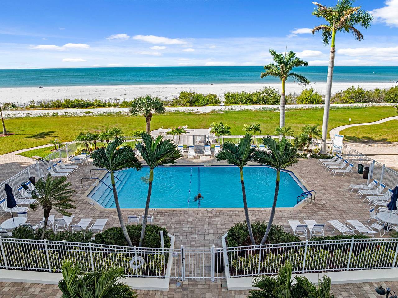 Ganze Wohnung, Beachfront w/ Stunning Views – Modern + Bright in Fort Myers Beach, Estero Island