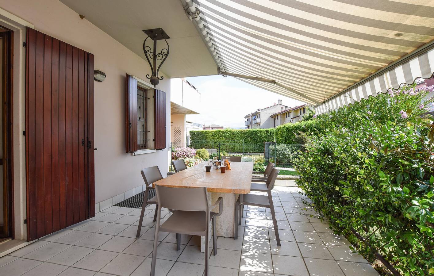 Geheel vakantieappartement, Appartement op de bovenste verdieping met AC, WiFi, parkeerplaats - dicht bij het stadscentrum in Pescantina, Provincie Verona