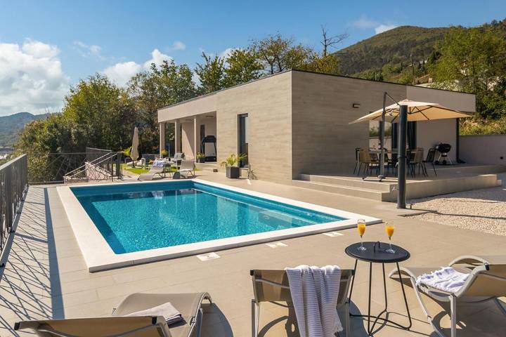 Villa für 6 Personen, mit Ausblick und Pool sowie Balkon in Grad Opatija