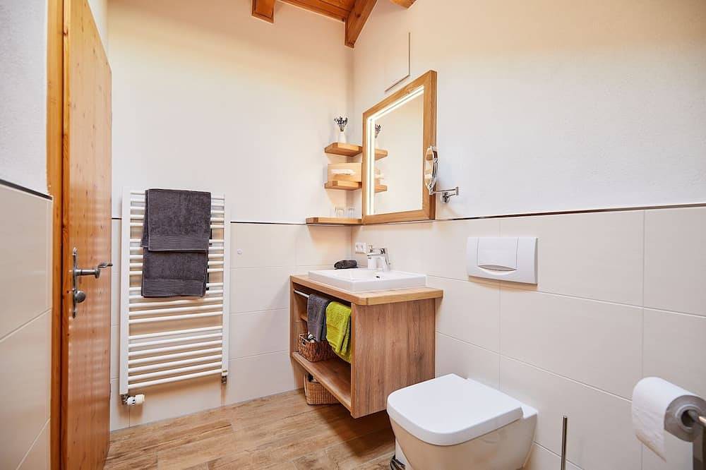 Ganze Wohnung, (1) Zwei-Raum-Ferienwohnung 67qm, Bad/Wc, Extra-Schlafraum, Küche, Balkon in Reit im Winkl, Bayerische Alpen