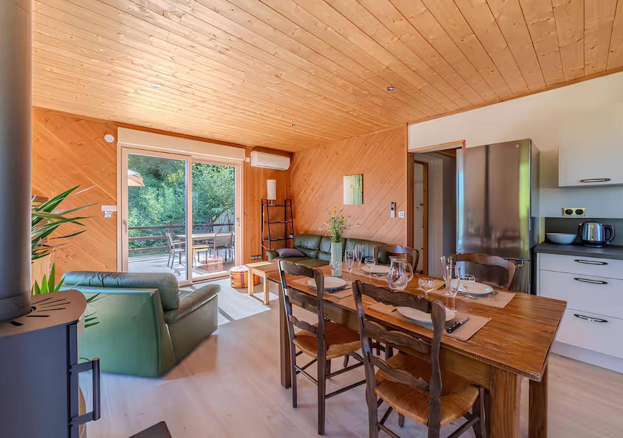 Secret Chalet- Séjour paisible avec vue sur le lac in La Clayette, Région de Charolles