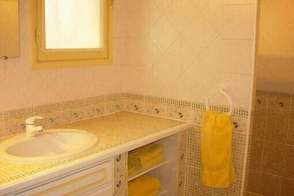 Villa indépendante sans vis à vis avec piscine 8 x 4 dans un cadre très calme. in Pujaut, Région de Nîmes