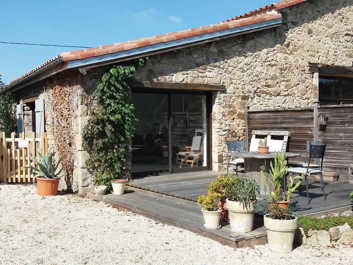 Location de vacances pour 4 personnes, avec jardin et terrasse ainsi que vue et piscine à Bressuire - 4