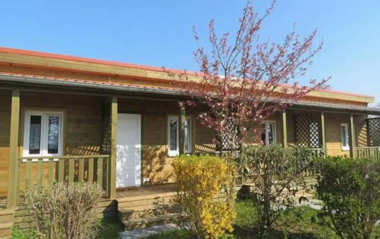 Location de vacances pour 2 personnes, avec balcon ainsi que jacuzzi et jardin à Saint-Romain-de-Jalionas
