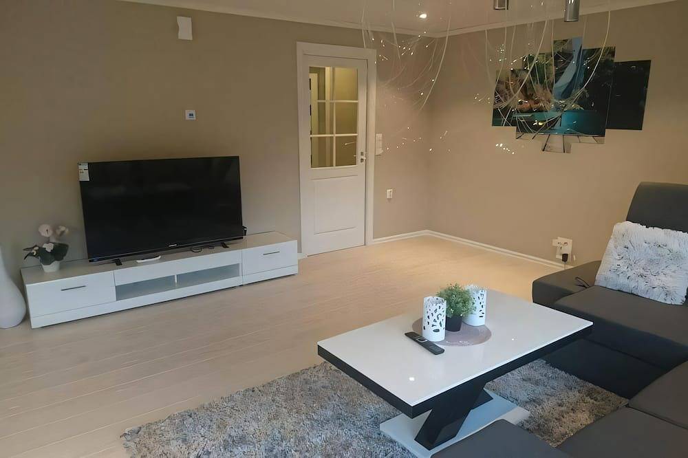 Ganze Wohnung, Erika's Apartment: Central Kalvåg Stay with Mountain Views and Nearby Sea in Bremanger