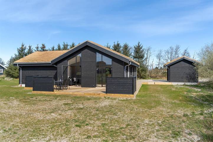 Ferieudlejning for 8 personer, med terrasse og jacuzzi samt sauna i Saltum