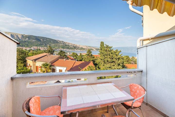 Ganze Wohnung, Nur 350 Meter zum Strand mit Meerblick in Zarok, Baska
