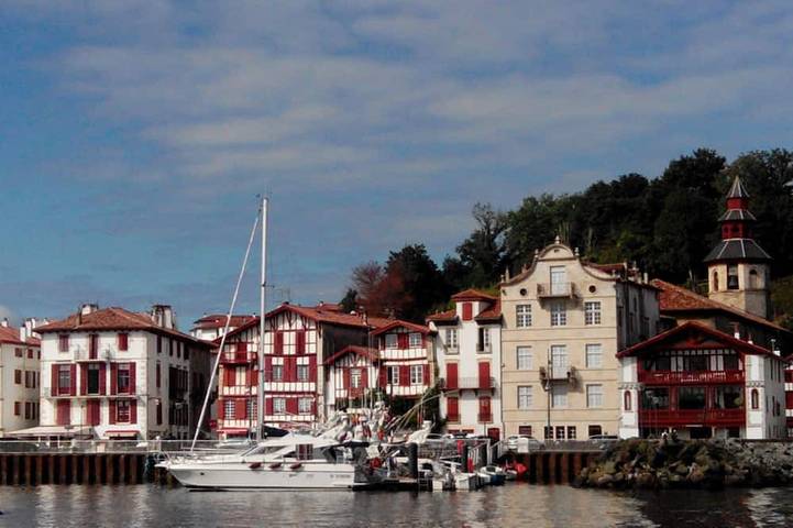 Gîte pour 5 personnes, avec piscine et balcon dans Office De Tourisme De Ciboure