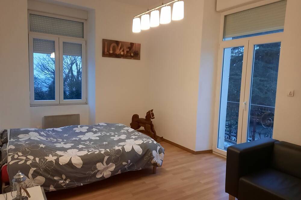 Très spacieux F3 dans un château, calme et verdure. Proche Suisse in Dasle, Doubs