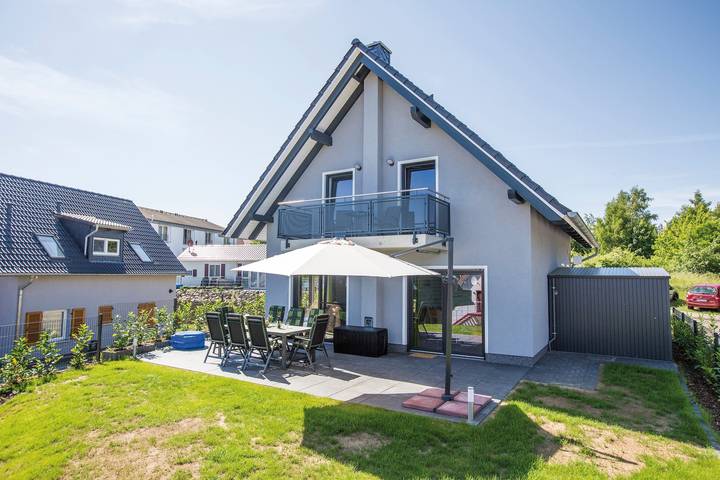 Ferienhaus für 7 Personen, mit Garten und Balkon sowie Seeblick und Sauna, kinderfreundlich an der Müritz