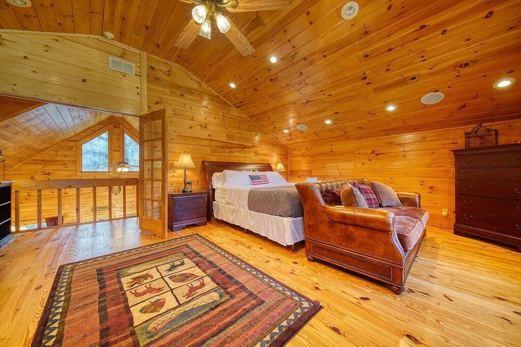 Troutmendous on the River - 3 Br, Hot Tub, Charcoal Grill, Screened Porch! in Chattahoochee National Forest