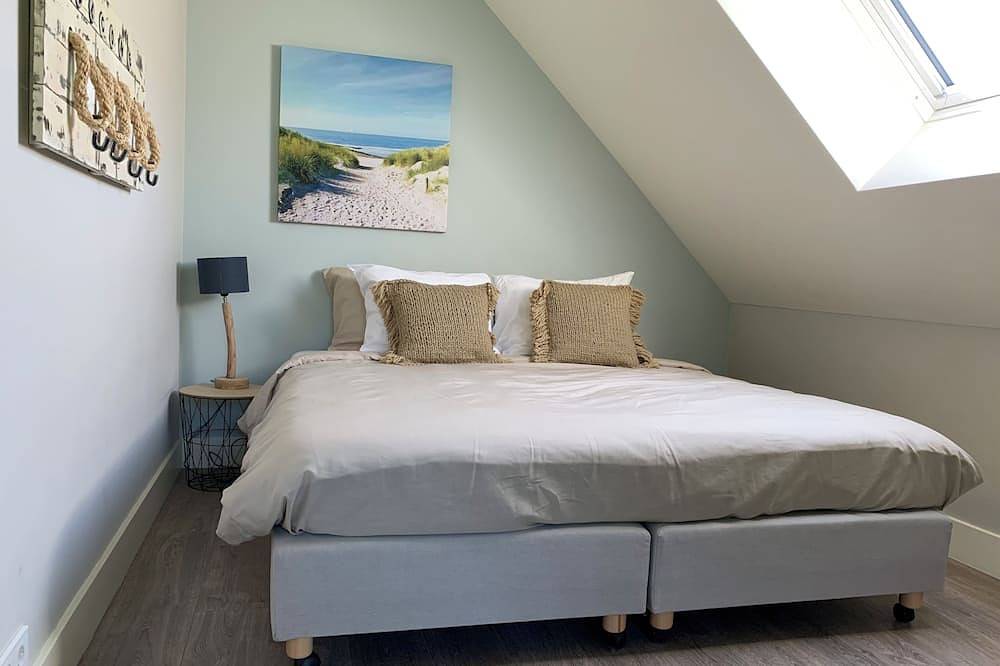 Luxury holiday villa close to the beach, surrounded by beautiful nature! in Renesse Strand, Renesse