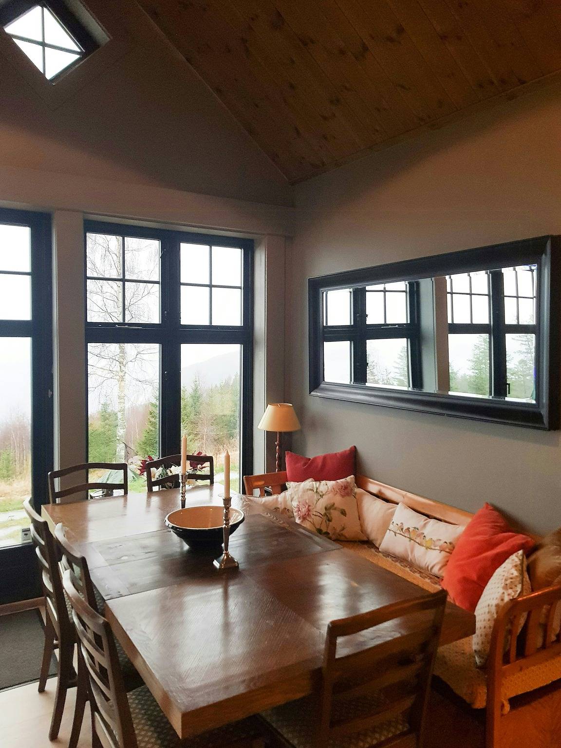 Familieeiendom med innsjøutsikt nær Oslo in Stange