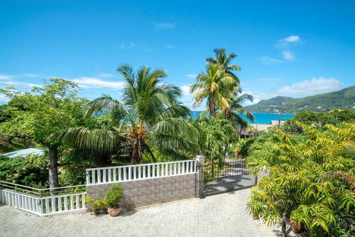 Location de vacances pour 4 personnes, avec terrasse et vue dans Beau Vallon