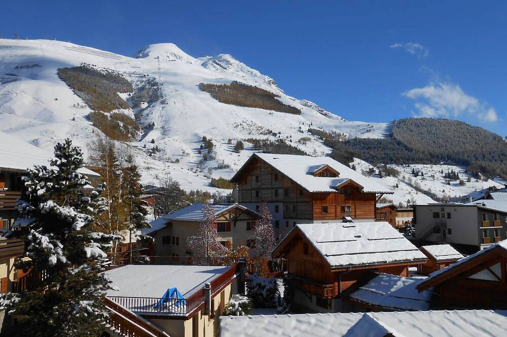Entire apartment, Cozy apartment 6 people, balcony, pets allowed, parking in Vénosc, Les Deux Alpes