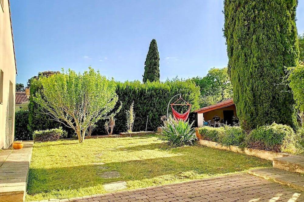 Entire apartment, La Villa des Gardies, Medieval Charm in Vézénobres, Alès region