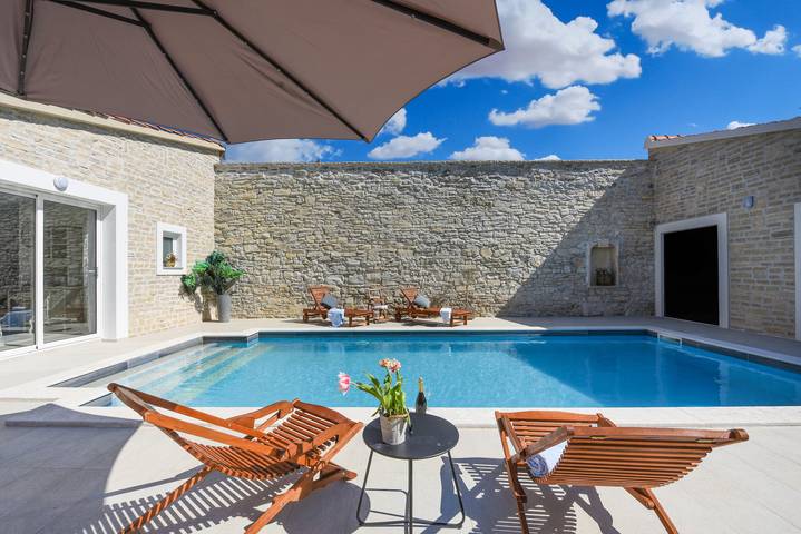 Villa för 10 Personer, med bubbelpool samt balkong och trädgård, barnvänlig i Zadar