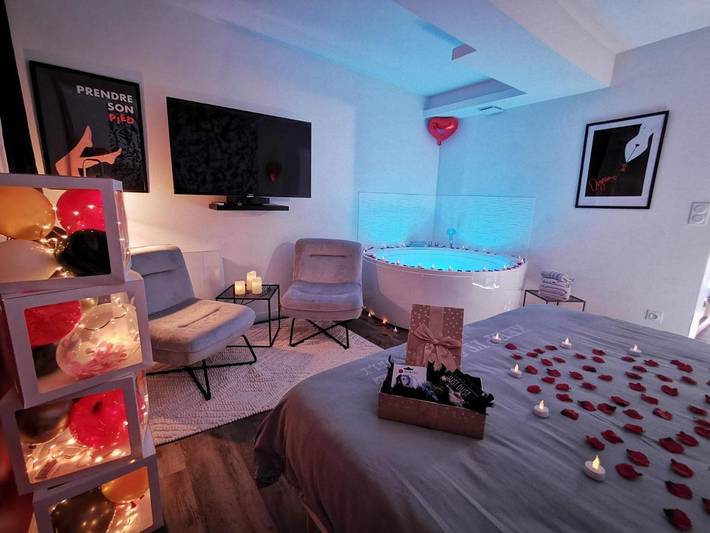 Gîte pour 2 personnes, avec Jacuzzi et Terrasse ainsi que Jardin et Sauna à Saints