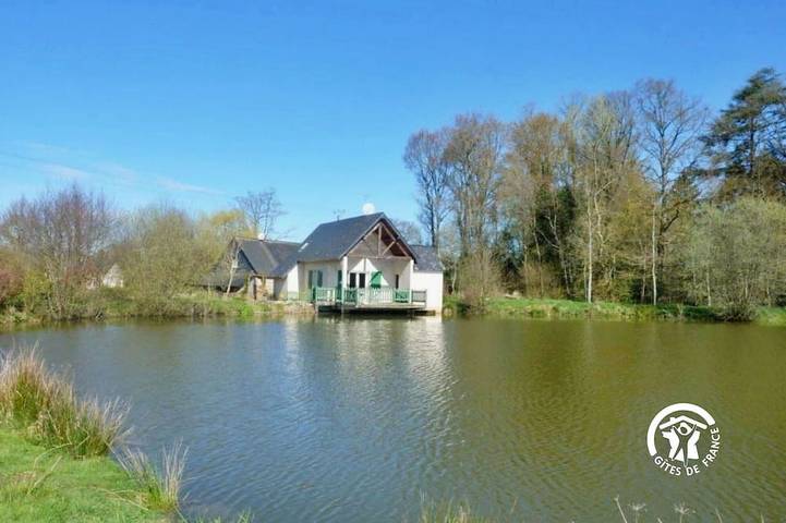 Gîte pour 4 personnes, avec Terrasse et Jardin à Saint-Ellier-du-Maine