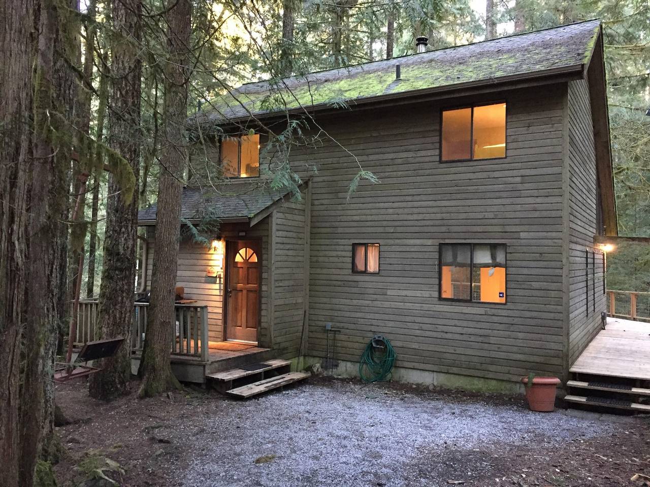 Log Cabin for 10 Guests in Glacier, North Cascades National Park
