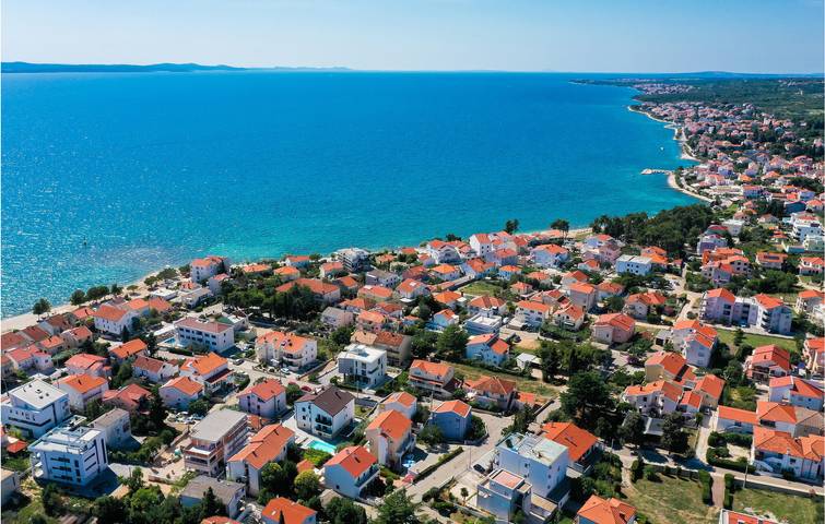 Ganze Ferienwohnung, Terrassenapartment am Pool mit Wi-Fi, AC, Parkplatz - 1,5km Strand in Zadar Stadt, Zadar (Kommun)