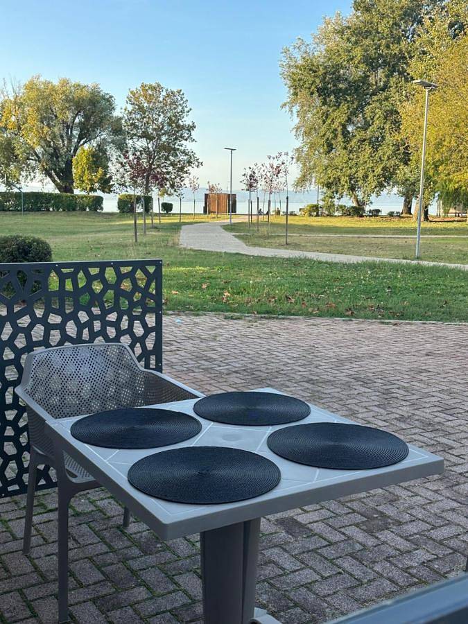 Ferienwohnung für 2 Personen, mit Ausblick und Seeblick sowie Garten, mit Haustier in Zamardi