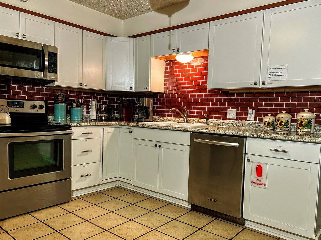 Sunflower House - Large Covered Patio & Great Family Spaces - Centrally Located in San Angelo, Tom Green County