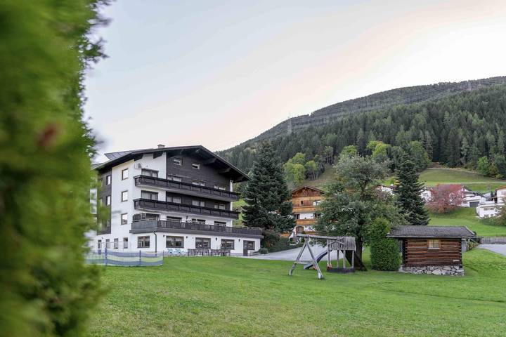 Ferienwohnung für 3 Personen, mit Ausblick und Sauna sowie Garten, kinderfreundlich in Arzl im Pitztal - 2