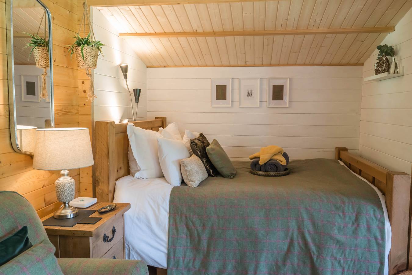 Cabin for 2 - Wood Burning Hot Tub & Fire in South Lanarkshire