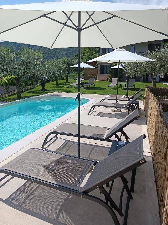 B&b per 2 persone, con terrazza e panorama nonché piscina e vista lago, con animali domestici in Caprino Veronese