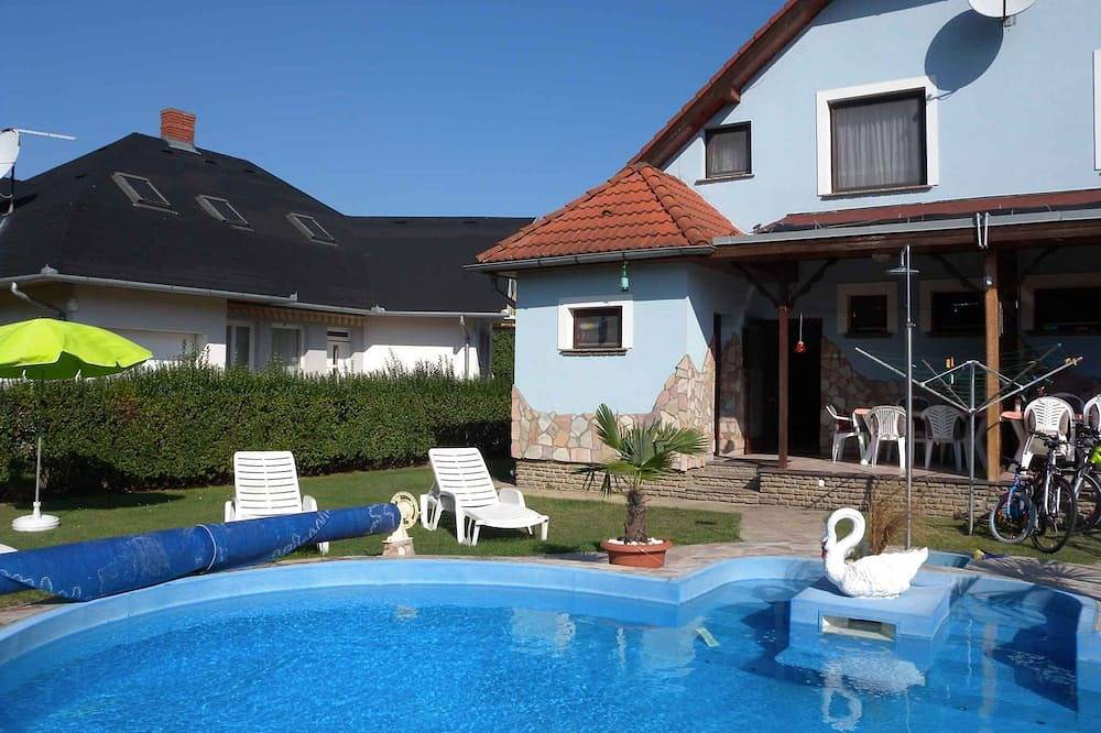 Casa vacanze con piscina riscaldabile e vicino alla spiaggia in Balatonmariafurdo, Riva Meridionale del Lago Balaton