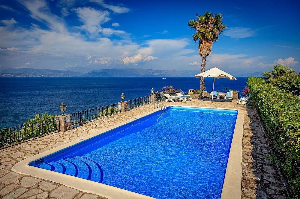 Classy Villa Aphrodite with Pool, Sea & Castle Views - 5 min drive from Center in Corfu (city), Corfu