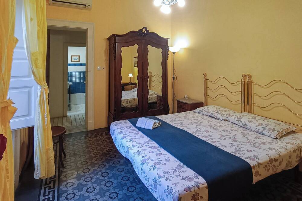 Casa Rossi Bed & Breakfast within walking distance of the historic center and 5 minutes from the sea in Acireale, Provincia de Catania