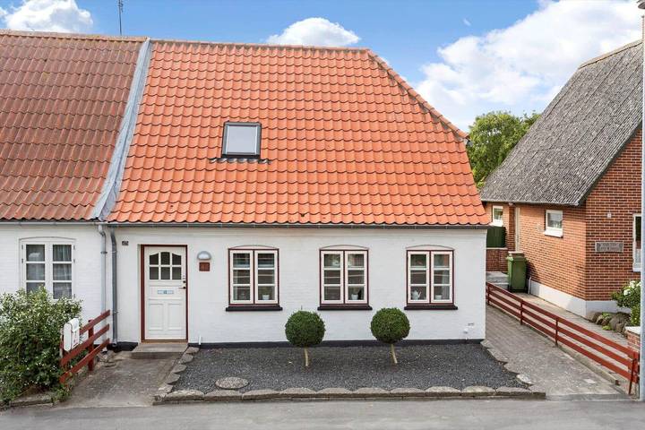 Ferieudlejning for 8 personer, med have og terrasse i Marstal