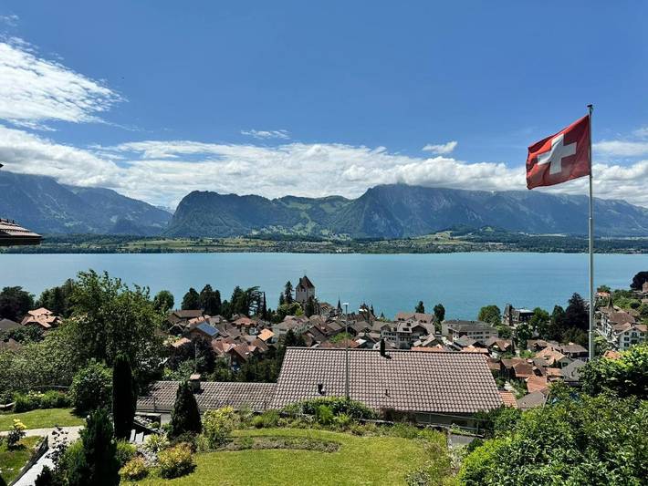 Ferienwohnung für 3 Personen, mit Terrasse und Garten sowie Seeblick und Ausblick in Oberhofen am Thunersee