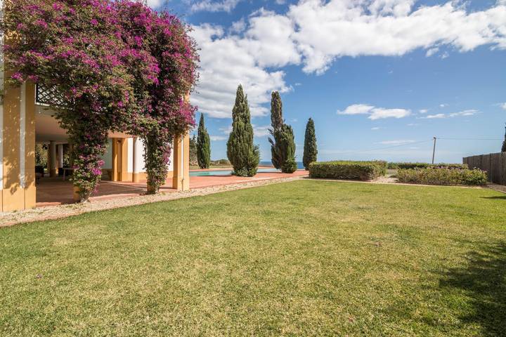 Beautiful Villa "Vila Hibiscus" with Sea View, Pool, Wi-Fi, Garden & Terrace; Parking Available  in Albufeira e Olhos de Água, Faro District