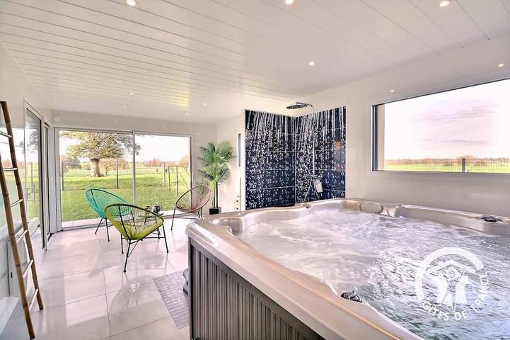 Location de vacances pour 9 personnes, avec terrasse ainsi que jacuzzi et jardin dans Visseiche