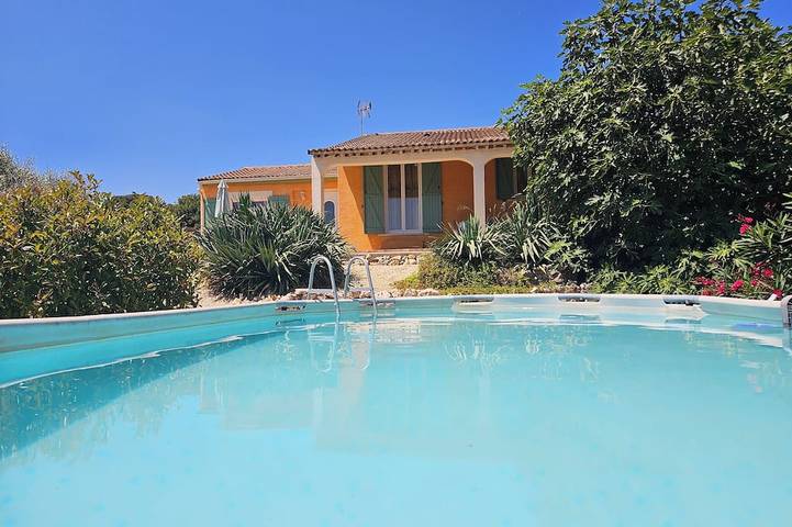 Location de vacances pour 4 personnes, avec terrasse et jardin à Combas