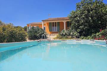 Gîte pour 4 personnes, avec jardin et terrasse à Combas