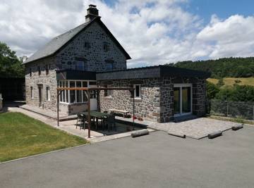 Gîte pour 6 personnes, avec jardin et terrasse dans le Puy-de-Dôme