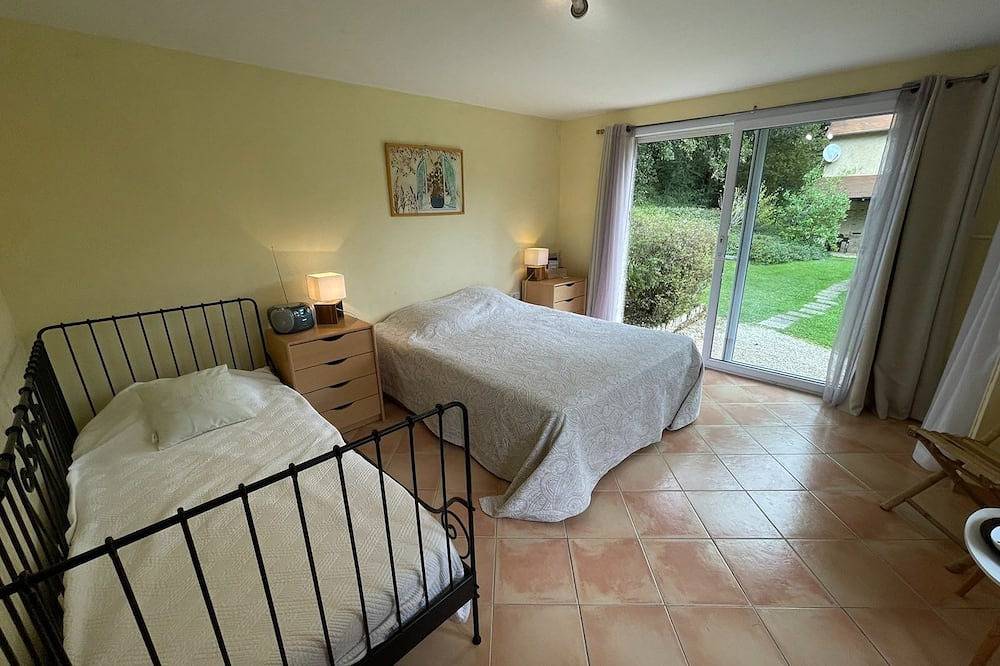 Character house in a quiet, exceptionally green setting + swimming pool in Thenon, Périgord Noir