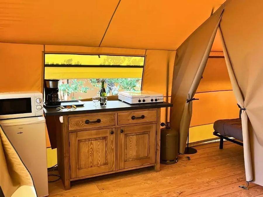 Camping Domaine des Chênes Blancs Pausado - Bungalow toilé 5 personnes - 3 Pièces 5 Personnes Sans Sanitaires in Saint-Saturnin-lès-Apt, Parc naturel régional du Luberon