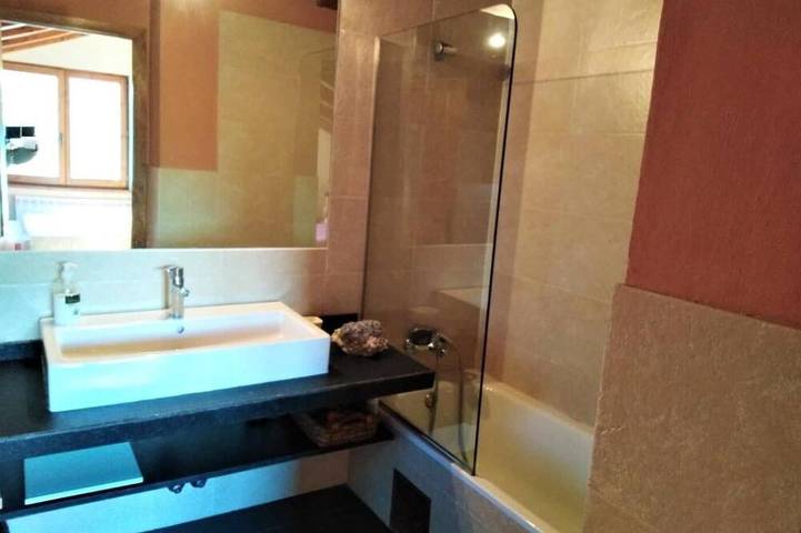 Appartement entier, Appartement 3 ch. avec cheminée, piscine, terrasse et Wi-Fi in Puigcerdà, Cerdanya